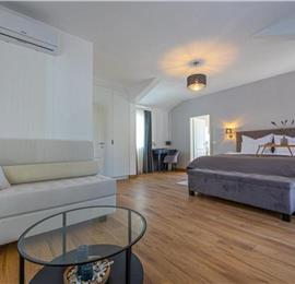 5 bedroom villa with pool near Crikvenica, sleeps 10